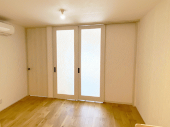 天井を高くして風通しと採光UP！自転車も置けて収納もたっぷり！ 　目黒区A様邸